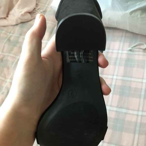 Elegant Single-Strap Heeled Sandals in Black - Picture 2 of 5